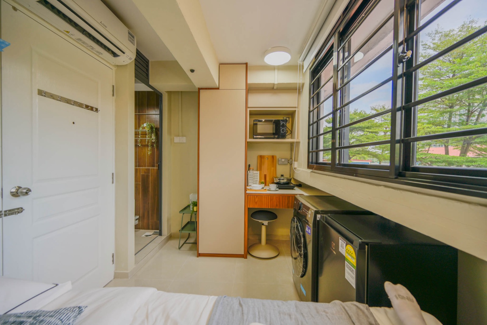 Studio Overview — Bed, Kitchenette & Living Zone